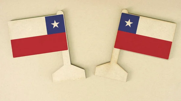 Chilské vlajky z recyklovaného papíru na kartonovém stole, ploché dispozice — Stock fotografie