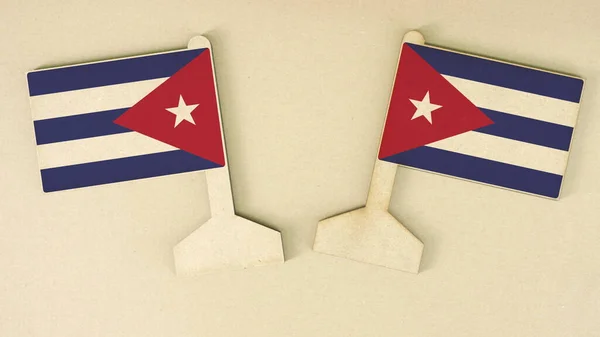 Drapeaux de Cuba en papier recyclé sur le bureau en carton, plan plat — Photo