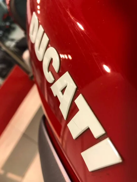 MOSCÚ, RUSIA - 10 DE NOVIEMBRE DE 2020. Emblema Ducati en la moto roja — Foto de Stock