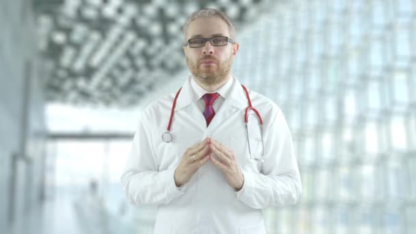おかしい無能な医者は病院のホールで手を広げる — ストック動画