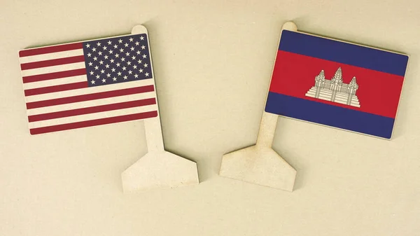 Прапори США і Камбоджі зроблені з картону на столі, плоского макета. — стокове фото