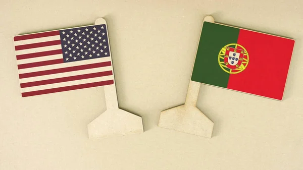 Bandeiras dos EUA e Portugal feitas de papel reciclado na mesa de papelão, layout plano — Fotografia de Stock