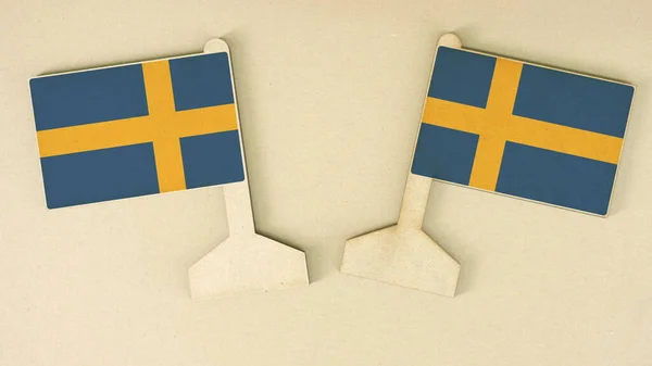 Sveriges flaggor av återvunnet papper på kartongbordet, platt layout — Stockfoto