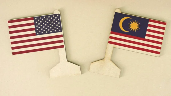 段ボール机の上に再生紙で作られた米国とマレーシアの旗,フラットレイアウト — ストック写真