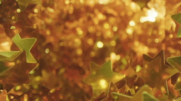 Блестящие золотые гирлянды мишуры на Новый год и Рождество, макро выстрел — стоковое фото