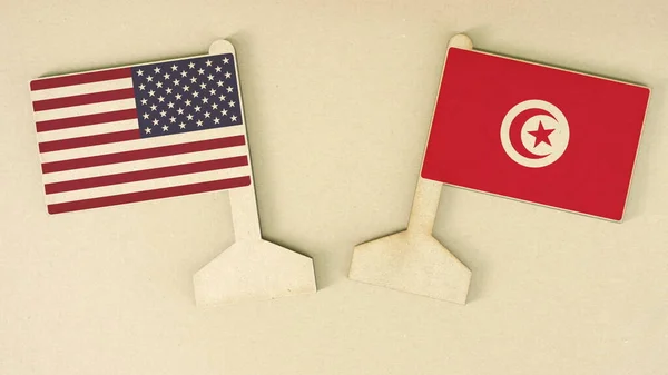 段ボール机の上に再生紙で作られた米国とチュニジアの旗,フラットレイアウト — ストック写真