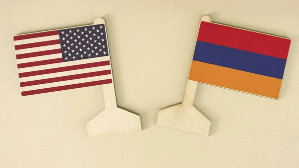 Flagi USA i Armenii wykonane z tektury na biurku, płaski układ — Zdjęcie stockowe