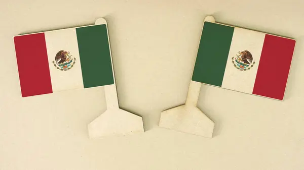 Bandeiras do México feitas de papel reciclado na mesa de papelão, layout plano — Fotografia de Stock