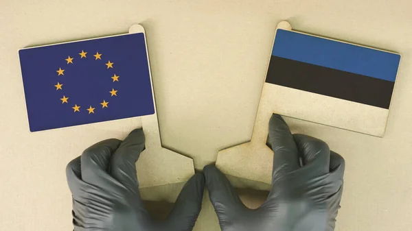 Bandiere dell'Unione europea ed Estonia in carta riciclata sul tavolo di cartone — Foto Stock