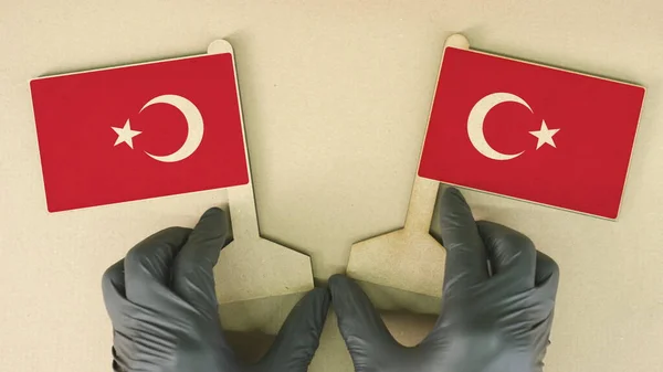 Bandeiras da Turquia feitas de papel reciclado na mesa de papelão — Fotografia de Stock