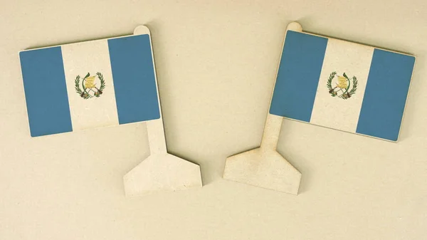 Прапори Гватемали зроблені з картону на столі, плоске планування — стокове фото