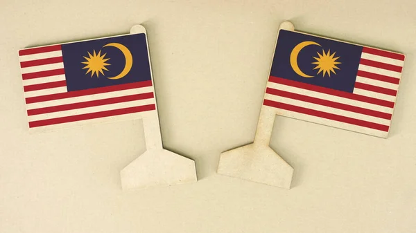 段ボール机の上に再生紙で作られたマレーシアのフラグ,フラットレイアウト — ストック写真