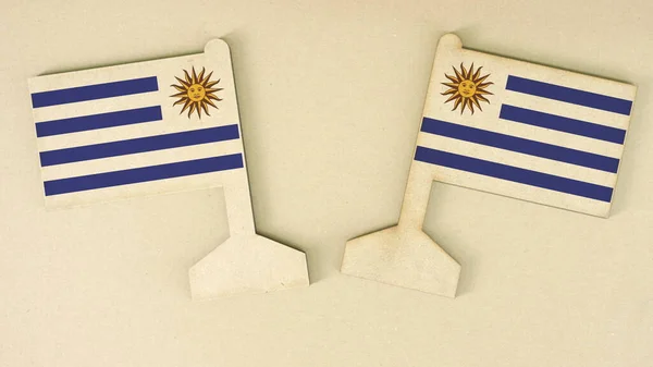 Bandiere dell'Uruguay in cartone sulla scrivania, pianta piatta — Foto Stock