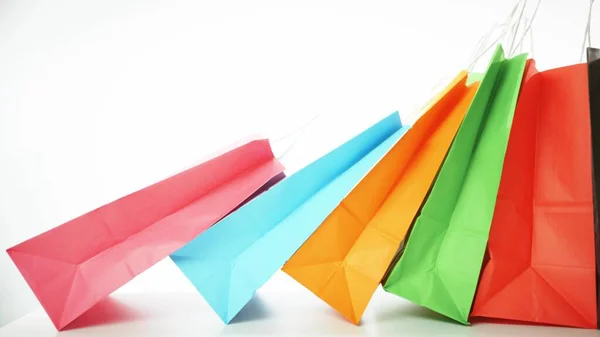 Banyak kantong kertas berwarna-warni dengan barang. Belanja atau menjual konsep — Stok Foto