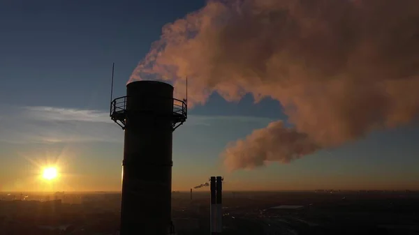 Fumées industrielles polluantes sur fond de coucher de soleil en zone résidentielle urbaine, vue aérienne — Photo