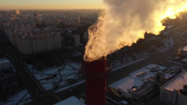 Tiro aéreo de uma pilha de fumaça industrial poluente do ar iluminado à noite — Vídeo de Stock