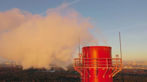 Орбитальный снимок верхней части воздуха, загрязняющего промышленный красный дым — стоковое фото