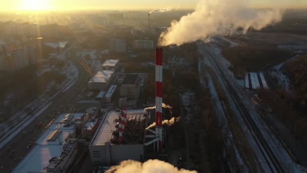 Industriële stapels en krullende rook op zonsondergang achtergrond, luchtfoto. Milieuverontreiniging — Stockvideo