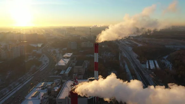 Pilhas industriais e fumaça de ondulação no fundo do pôr do sol, vista aérea. Poluição ambiental — Fotografia de Stock