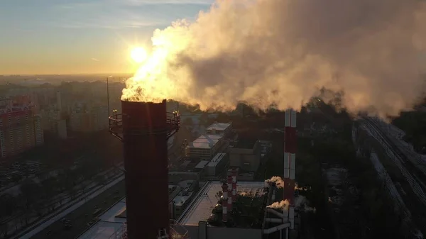 Smoke stacks in urban residential area, aerial shot — стоковое фото