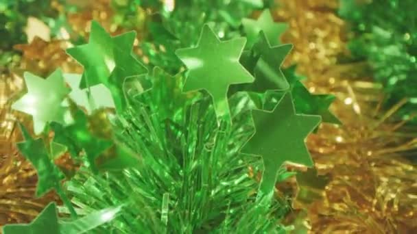 Золотая и зеленая мишура праздничные гирлянды со звездами Давида, макро кукла выстрел — стоковое видео