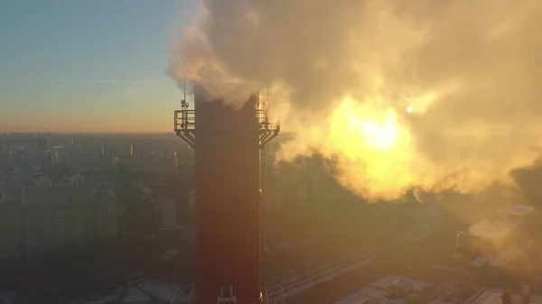 Ar poluente industrial fumaça pilha close-up tiro no pôr do sol fundo em ambiente urbano, tiro aéreo — Fotografia de Stock