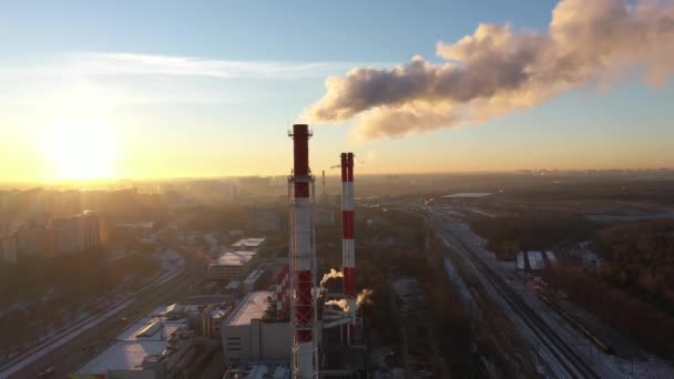 Luchtfoto van rode en witte industriële rook stapels op zonsondergang achtergrond. Moskou, Rusland — Stockvideo
