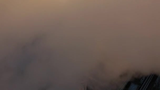 Lucht vervuilende industriële rook stack close-up schot op zonsondergang achtergrond in stedelijke omgeving, luchtfoto — Stockvideo