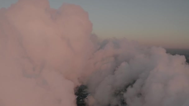 Vista aérea POV de las nubes rosadas rizadas temprano en la mañana — Vídeos de Stock