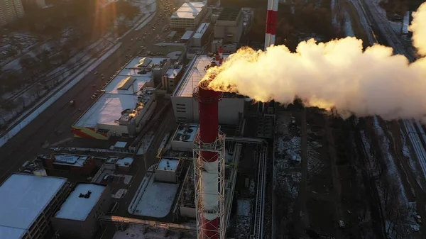 Vista aérea para baixo de uma pilha de fumaça industrial poluente do ar na cidade — Fotografia de Stock
