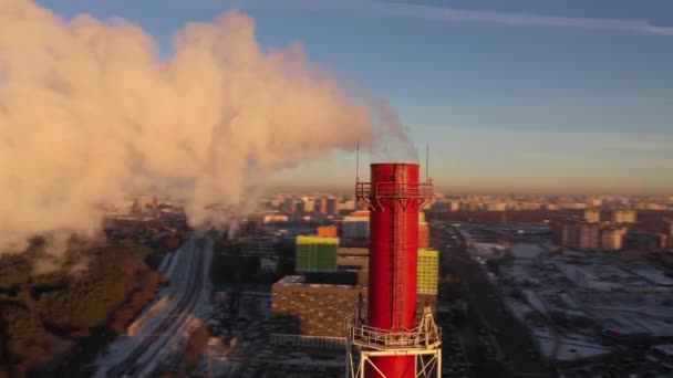 Omloopbaan luchtopname van een luchtvervuilende industriële rookwolk in stedelijk gebied — Stockvideo
