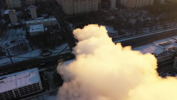 Vista aérea para baixo de uma pilha de fumaça industrial poluente do ar na cidade — Vídeo de Stock