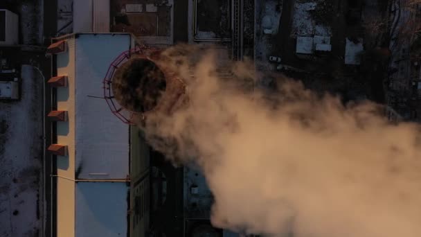 Вид сверху вниз на промышленную дымовую трубу — стоковое видео