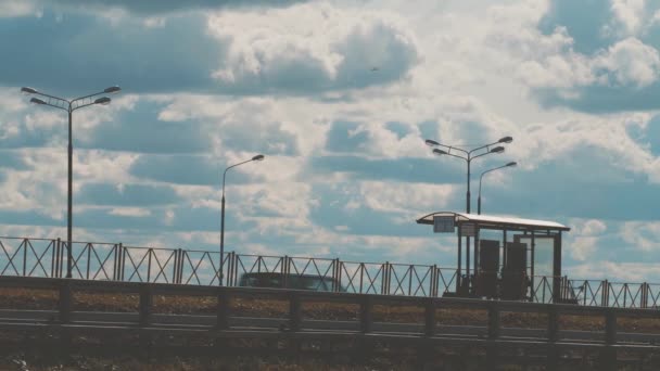 Moderne Bushaltestelle und Straßenverkehr auf Wolken Hintergrundzeitraffer — Stockvideo