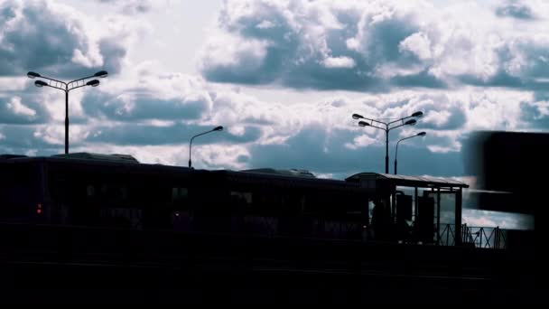 Bushaltestelle und Straßenverkehr auf Wolken Hintergrund, Zeitraffer-Video — Stockvideo