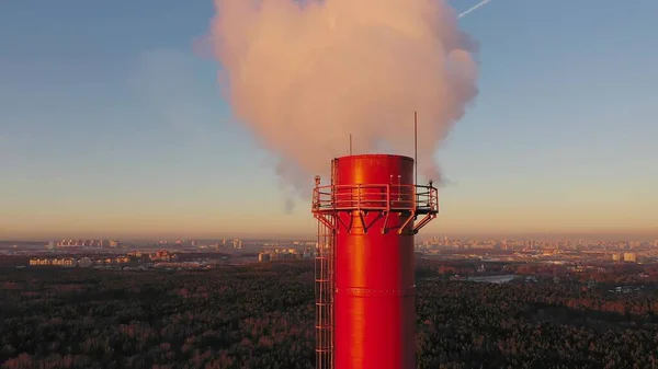 Tiro aéreo de uma pilha de fumaça vermelha industrial poluente do ar — Fotografia de Stock