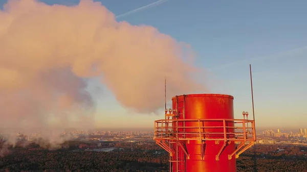 Вид сверху на воздух, загрязняющий промышленный красный дым — стоковое фото