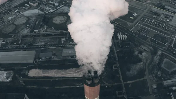 Luftaufnahme eines umweltverschmutzenden Schornsteins in einem Industriegebiet — Stockfoto