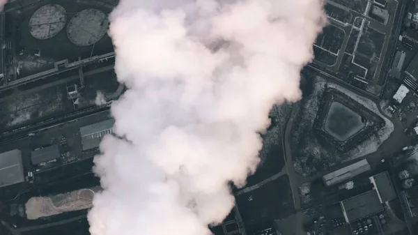 Letecký pohled shora dolů na znečišťující kouř z komína v závislosti na zastaralé průmyslové oblasti — Stock fotografie