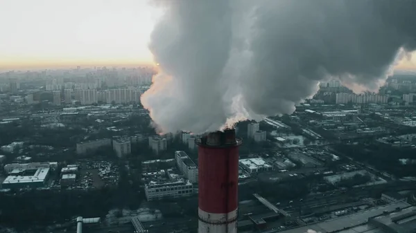 Vista aérea do sol ficando obscurecido pela fumaça poluente da pilha industrial. Moscou, Rússia — Fotografia de Stock