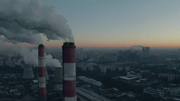 Вид с воздуха на промышленные дымовые колодки в пределах городского пейзажа Москвы зимним утром, Россия — стоковое фото