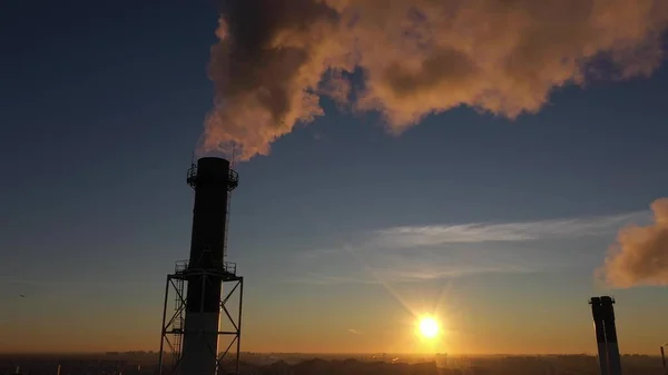 Cheminées industrielles sur fond de coucher de soleil, prise de vue aérienne — Photo