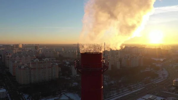 Vue aérienne d'une cheminée de fumée industrielle sur fond de rue le soir. Pollution atmosphérique urbaine — Photo