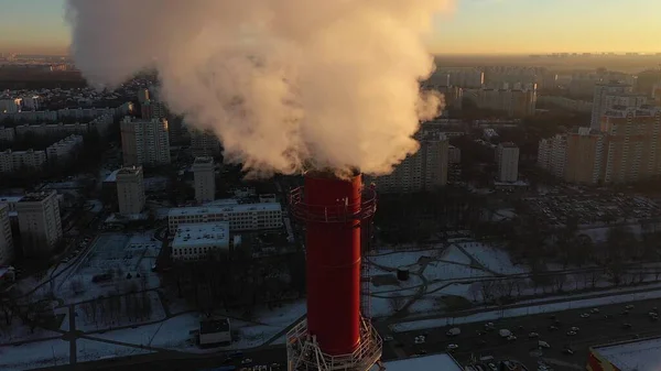 Аэросъемка воздуха, загрязняющего стопку красного дыма в городе — стоковое фото