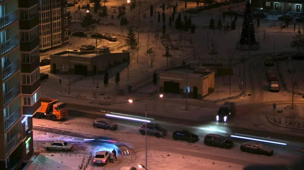 Típica zona residencial en Moscú, Rusia antes de Navidad y Año Nuevo vacaciones por la noche — Foto de Stock