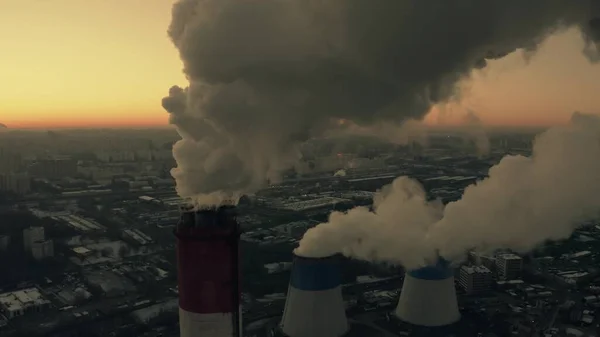 Prise de vue aérienne de fumée de curling de la cheminée de fumée le matin d'hiver. Moscou, Russie — Photo