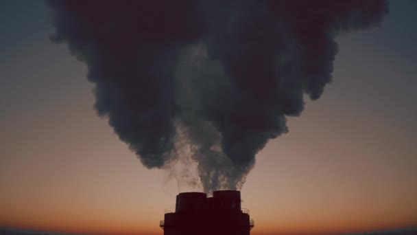 Luchtfoto van krullende lucht vervuilende rook van industriële rook stapel op lucht achtergrond — Stockvideo