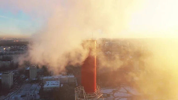 Vue aérienne d'une cheminée de fumée rouge dans la ville environnante — Photo