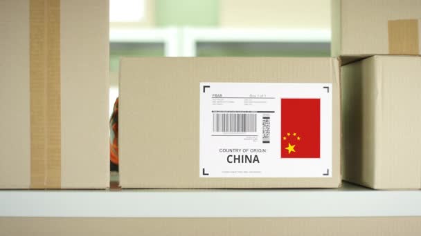 Pakket met producten uit China en postbeambte — Stockvideo