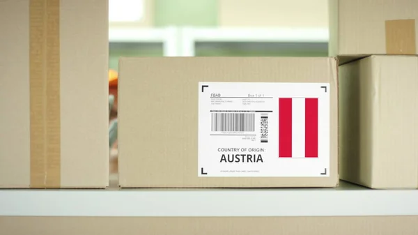 Pacchetto proveniente dall'Austria in un deposito postale — Foto Stock